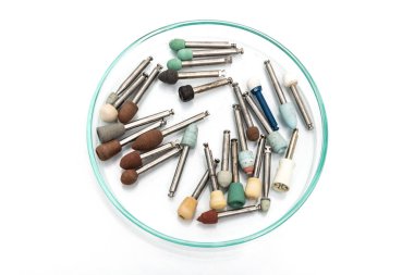 Beyaz arkaplanda makyaj fırçaları ve aksesuarları