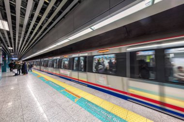 İstanbul, Türkiye - 21 Aralık 2018: İstanbul Metro 'nun içi, Uskudar - Cekmekoy arasındaki M5 hattı. Türkiye 'nin ilk sürücüsü metrosuz