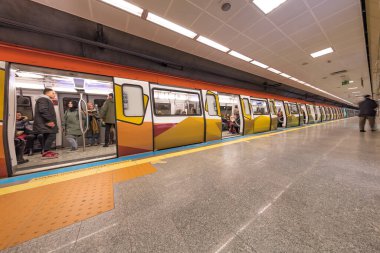İstanbul, Türkiye - 21 Aralık 2018: İstanbul Metro 'nun içi, Uskudar - Cekmekoy arasındaki M5 hattı. Türkiye 'nin ilk sürücüsü metrosuz