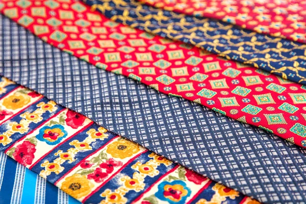 Bunte Krawattenkollektion Herrenladen — Stockfoto