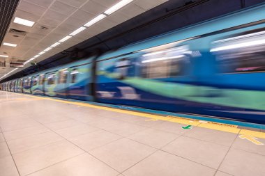 İstanbul, Türkiye - 21 Aralık 2018: İstanbul Metro 'nun içi, Uskudar - Cekmekoy arasındaki M5 hattı. Türkiye 'nin ilk sürücüsü metrosuz