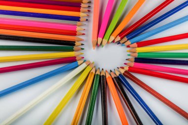Beyaz arkaplanda izole edilmiş renkli kalemler. Kapat.