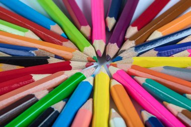 Beyaz arkaplanda izole edilmiş renkli kalemler. Kapat.