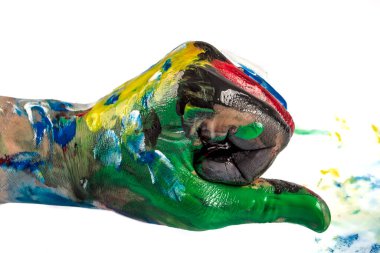 Renkli boyalarla boyanmış insan ellerinin yakın plan görüntüsü