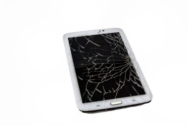 Kırık paneller ve telefon ekranları serviste yatıyor ve geri dönüşüm ve imha için hazırlanıyorlar..