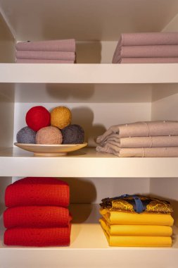 bir mağazada farklı kıyafetler