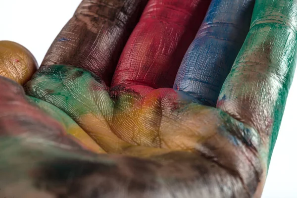 用彩色颜料画的人的手的特写 — 图库照片