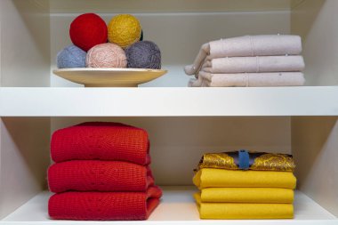 Bir mağazada renkli havlular yığını