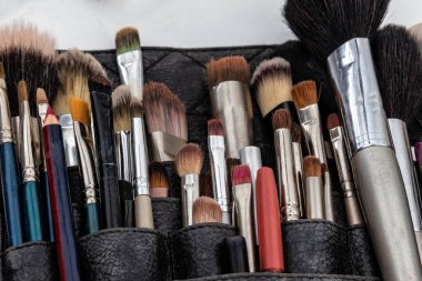 Beyaz arkaplanda makyaj fırçaları