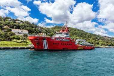 İstanbul, Türkiye - 1 Ağustos 2017; İstanbul, İstanbul, Türkiye yakınlarındaki İstanbul Boğazı 'nda büyük bir kıyı güvenlik gemisi