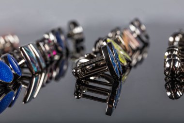 Siyah zeminde erkek kol düğmeleri. Farklı erkek kol düğmeleri. Bir sürü erkek gömleği kol düğmesi..