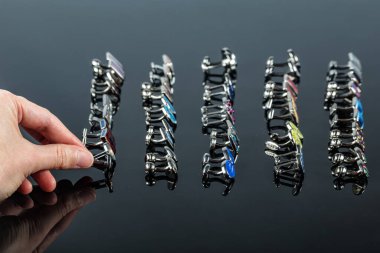 Siyah zeminde erkek kol düğmeleri. Farklı erkek kol düğmeleri. Bir sürü erkek gömleği kol düğmesi..