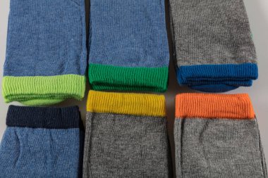 Beyaz arka planda izole edilmiş bir çift çorap. Çok renkli çorapların kompozisyonu. Çocuk çorapları. Çorap arkaplanı.