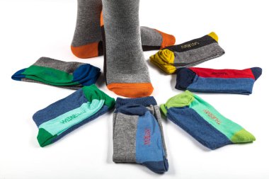 Beyaz arka planda izole edilmiş bir çift çorap. Çok renkli çorapların kompozisyonu. Çocuk çorapları. Çorap arkaplanı.