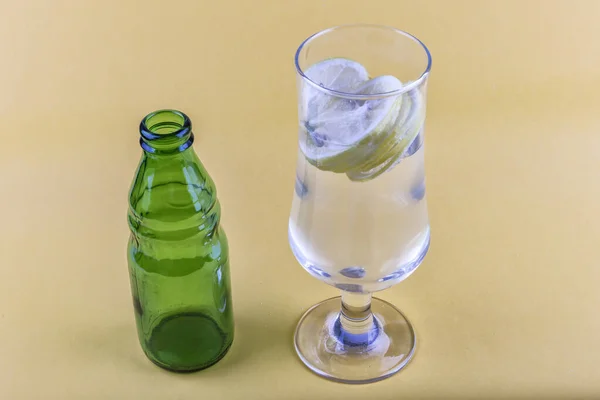 Glas Vatten Med Citron Och Isbitar Vit Bakgrund — Stockfoto