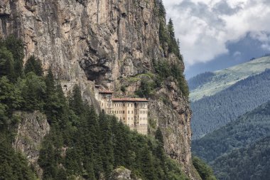 Hindi. Trabzon şehrinin Macka bölgesi, Altindere vadisi. Sumela Manastırı - 1600 yıllık antik Panaghia Ortodoks manastırı 1200 metre yüksekliğindeki dik kayalıklarda yer almaktadır..