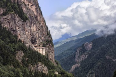Hindi. Trabzon şehrinin Macka bölgesi, Altindere vadisi. Sumela Manastırı - 1600 yıllık antik Panaghia Ortodoks manastırı 1200 metre yüksekliğindeki dik kayalıklarda yer almaktadır..