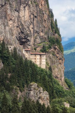 Hindi. Trabzon şehrinin Macka bölgesi, Altindere vadisi. Sumela Manastırı - 1600 yıllık antik Panaghia Ortodoks manastırı 1200 metre yüksekliğindeki dik kayalıklarda yer almaktadır..