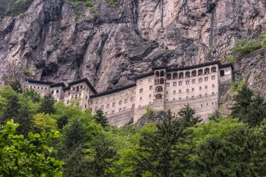 Hindi. Trabzon şehrinin Macka bölgesi, Altindere vadisi. Sumela Manastırı - 1600 yıllık antik Panaghia Ortodoks manastırı 1200 metre yüksekliğindeki dik kayalıklarda yer almaktadır..
