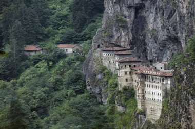 Hindi. Trabzon şehrinin Macka bölgesi, Altindere vadisi. Sumela Manastırı - 1600 yıllık antik Panaghia Ortodoks manastırı 1200 metre yüksekliğindeki dik kayalıklarda yer almaktadır..