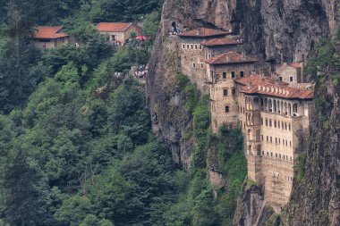 Hindi. Trabzon şehrinin Macka bölgesi, Altindere vadisi. Sumela Manastırı - 1600 yıllık antik Panaghia Ortodoks manastırı 1200 metre yüksekliğindeki dik kayalıklarda yer almaktadır..