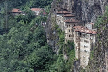 Hindi. Trabzon şehrinin Macka bölgesi, Altindere vadisi. Sumela Manastırı - 1600 yıllık antik Panaghia Ortodoks manastırı 1200 metre yüksekliğindeki dik kayalıklarda yer almaktadır..