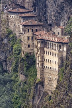 Hindi. Trabzon şehrinin Macka bölgesi, Altindere vadisi. Sumela Manastırı - 1600 yıllık antik Panaghia Ortodoks manastırı 1200 metre yüksekliğindeki dik kayalıklarda yer almaktadır..