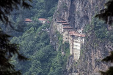 Hindi. Trabzon şehrinin Macka bölgesi, Altindere vadisi. Sumela Manastırı - 1600 yıllık antik Panaghia Ortodoks manastırı 1200 metre yüksekliğindeki dik kayalıklarda yer almaktadır..