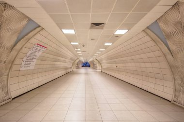İstanbul 'da metro ulaşımı, metro vagonu hareket halinde..