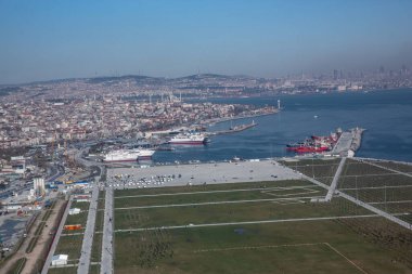 Yenikapi Feribot Limanı İstanbul, Türkiye. Helikopterden havadan çekilen fotoğraf.
