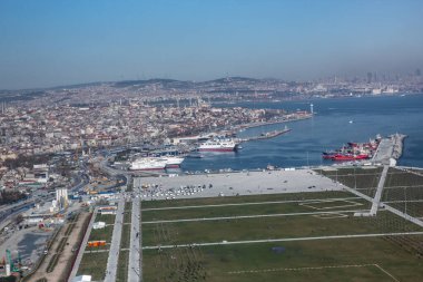 Yenikapi Feribot Limanı İstanbul, Türkiye. Helikopterden havadan çekilen fotoğraf.
