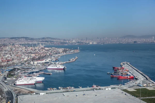 Yenikapi Feribot Limanı İstanbul, Türkiye. Helikopterden havadan çekilen fotoğraf.