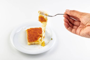 Beyaz arka planda Türk tatlı kunefe 'si