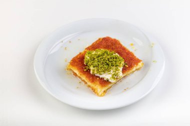 Kayak üzerinde Türk tatlısı, fıstıklı krema.