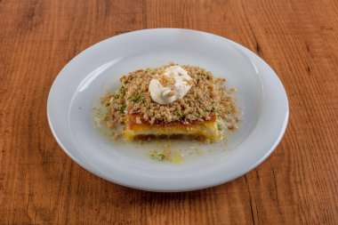 Kayak üzerinde Türk tatlısı, fıstıklı krema.