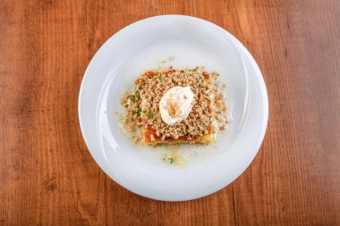 Kayak üzerinde Türk tatlısı, fıstıklı krema.