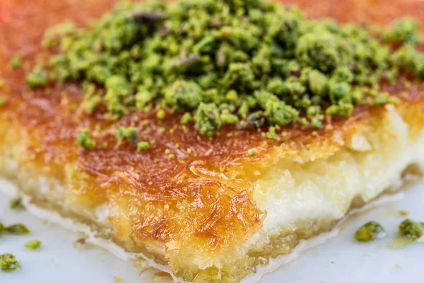 Kunefe Makanan Penutup Turkish Slide Dengan Bubuk Pistachio — Stok Foto