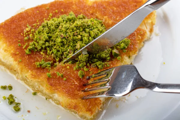 Kunefe Makanan Penutup Turkish Slide Dengan Bubuk Pistachio — Stok Foto