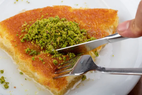 Turkish Dessert Kunefe Slide Pistachio Powder — Stock Photo, Image