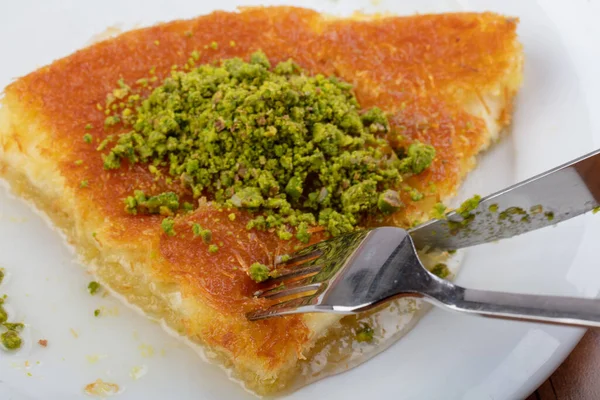 Türkisches Dessert Kunefe Rutsche Mit Pistazienpulver — Stockfoto