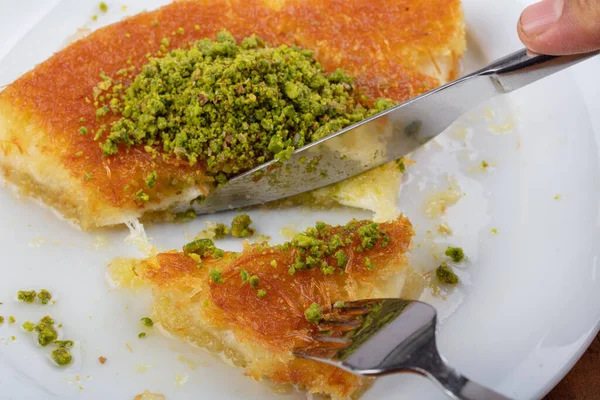 Türkisches Dessert Kunefe Rutsche Mit Pistazienpulver — Stockfoto