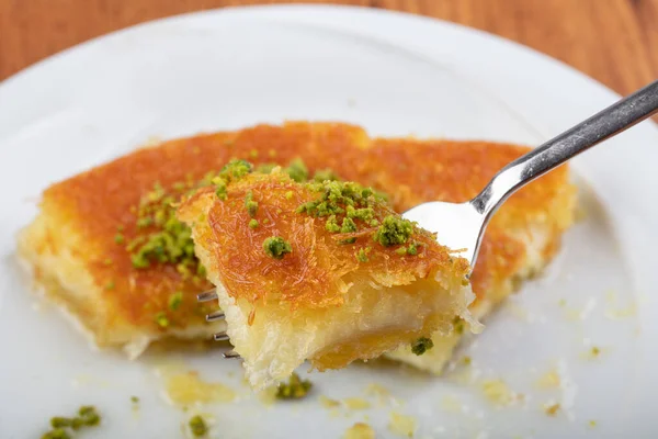 Turkish Dessert Kunefe Slide Pistachio Powder — Stock Photo, Image