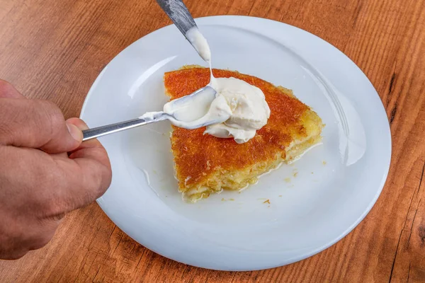 Turkish Dessert Kunefe Kaymak Cream Slide Pistachio Powder — Stock Photo, Image