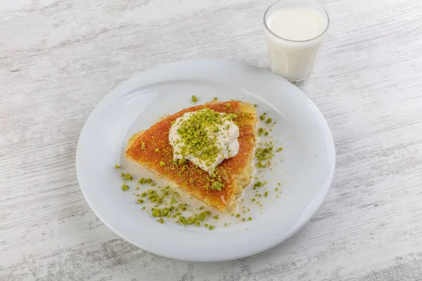 Turkish Dessert Kunefe Kunafa Kadayif Pistachio Powder Cheese Hot Eaten — Stock Photo, Image