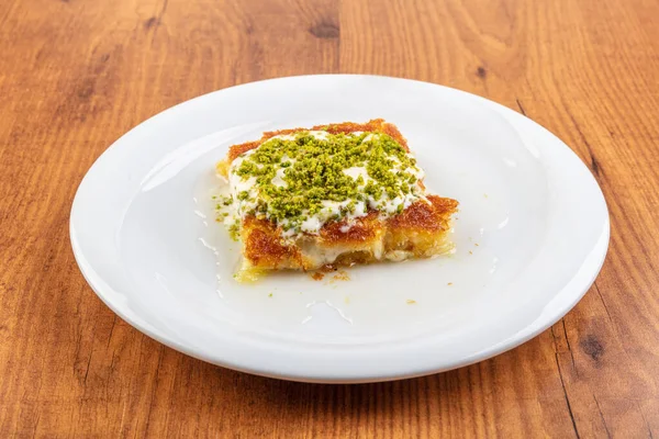 Sobremesa Turca Kunefe Kunafa Kadayif Com Pistache Queijo Quente Comido — Fotografia de Stock