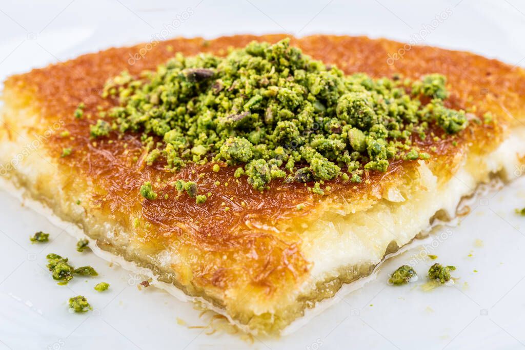 turkish dessert kunefe, slide with pistachio powder