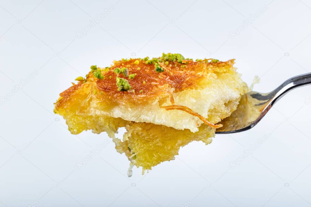 turkish dessert kunefe, slide with pistachio powder
