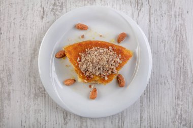 Türk tatlısı, kunafa, kaday fıstığı tozu ve peynirli sıcak yenilen tatlı.