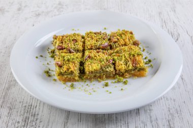 Cevizli baklava, baklava ve servis tabağında Türk çayı. Pastane hizmeti kavramı.