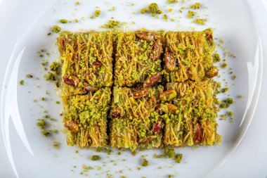 Cevizli baklava, baklava ve servis tabağında Türk çayı. Pastane hizmeti kavramı.
